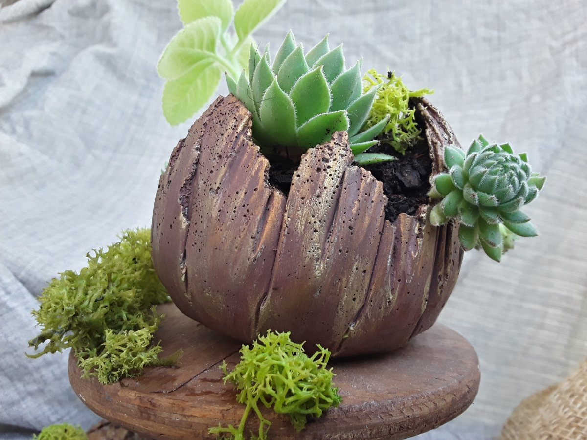 Betonová koule s otvory "Hnědá+bronz"