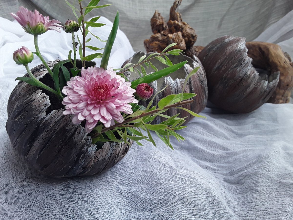 Betonový květináček-skořepina  "Hnědá+černá"