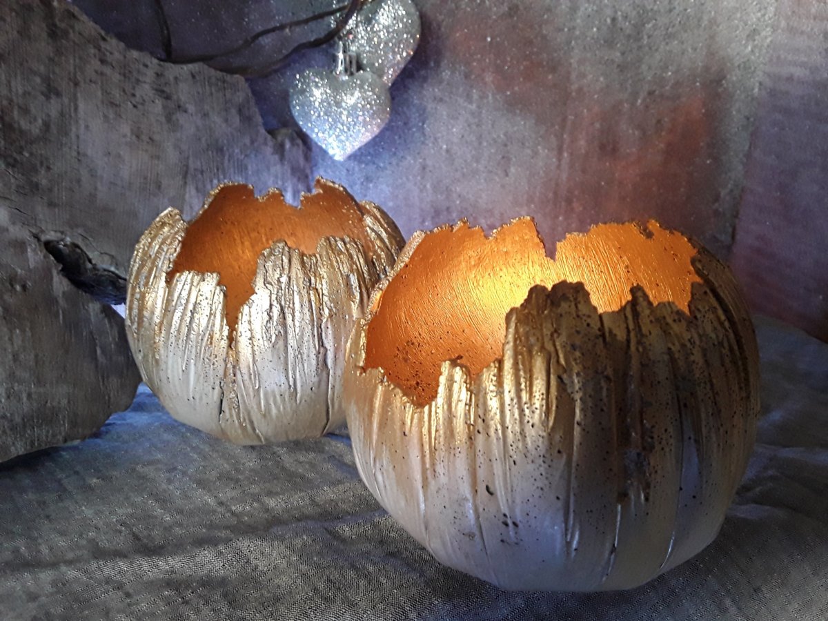 Betonové svícny skořepina "Přírodní+zlatá"