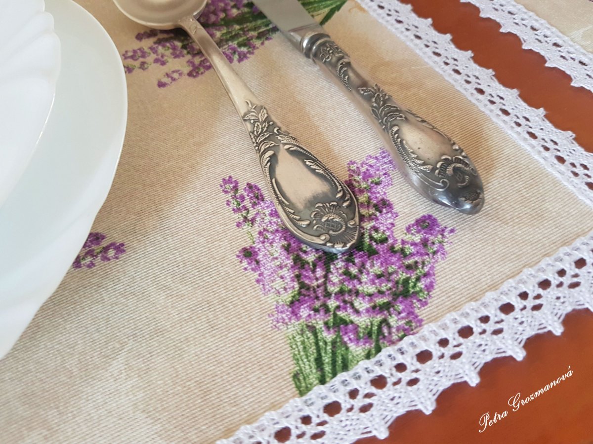 Dekorační prostírání v přírodním provedení s motivem Levandule, lemované bílou krajkou šíře 20 mm