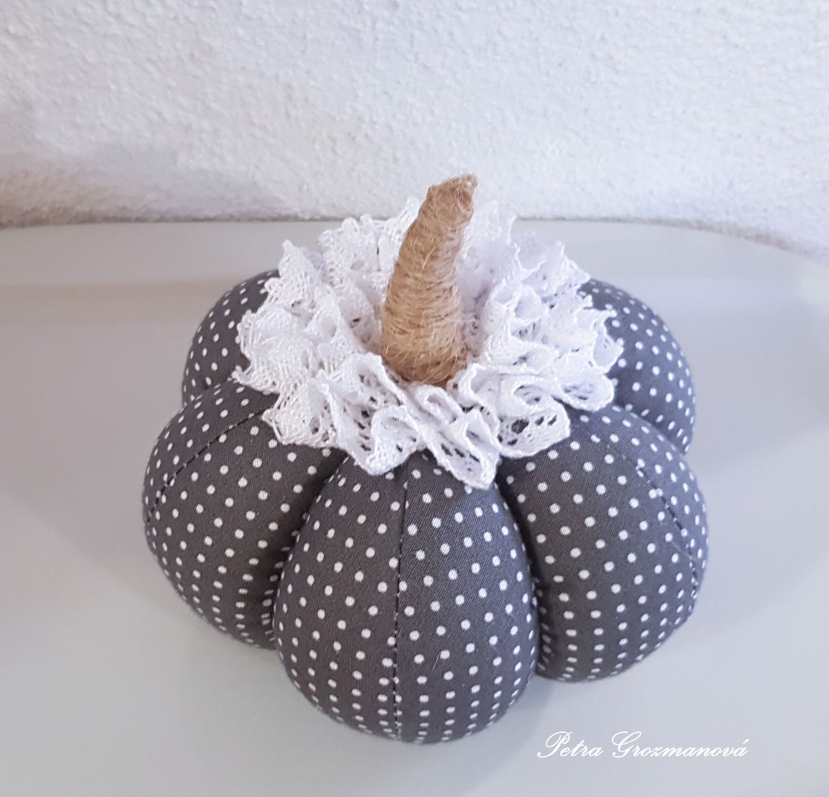 Podzimní dekorační dýně, střední velikosti v šedém provedení s aplikací bílé krajky šíře 20 mm