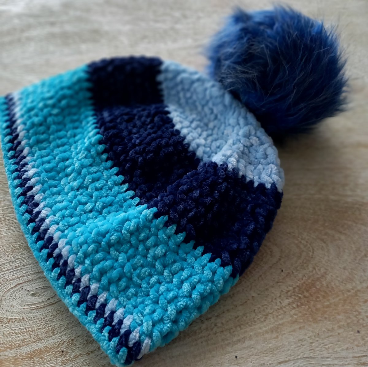 Háčkovaná čepice s bambulí