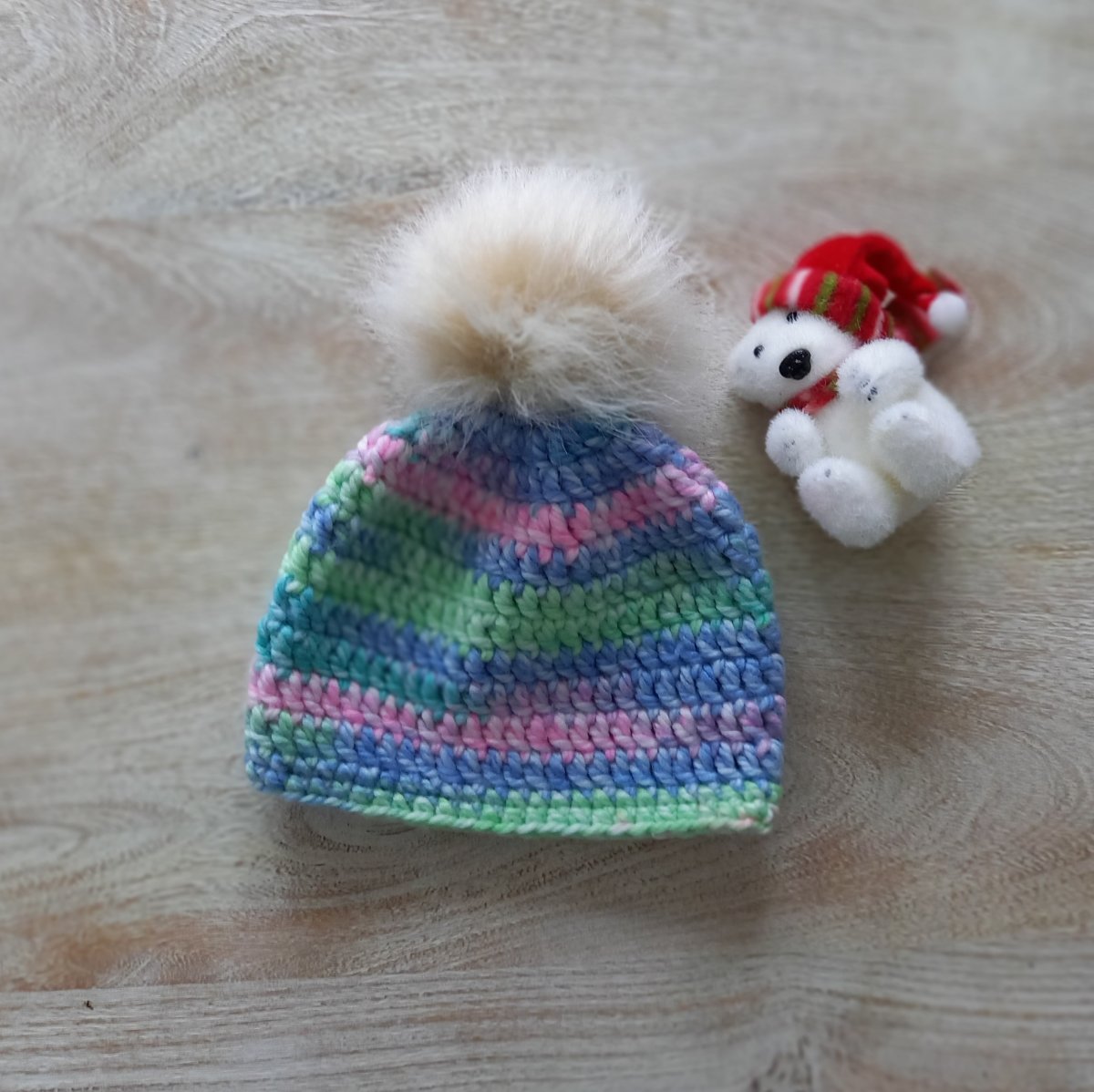 Háčkovaná čepice s bambulí