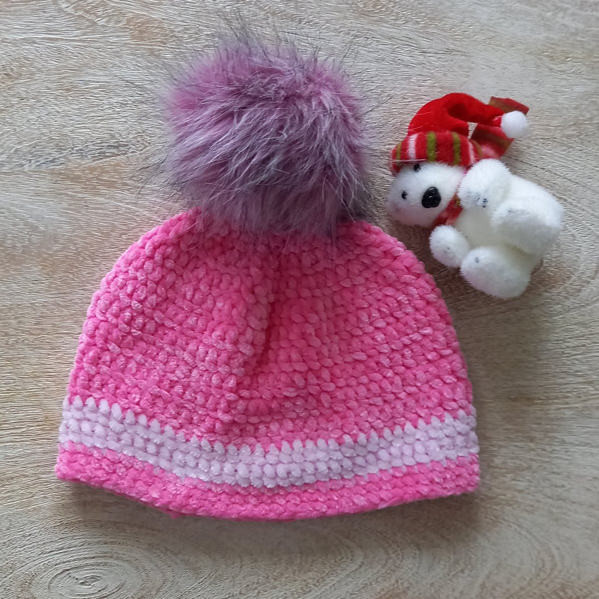 Háčkovaná čepice s bambulí