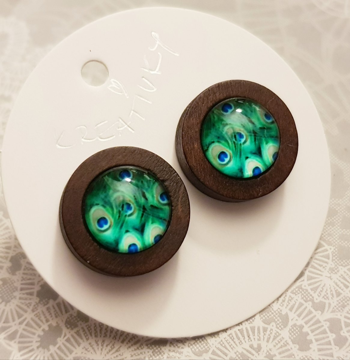 náušnice pecky v dřevěném lůžku