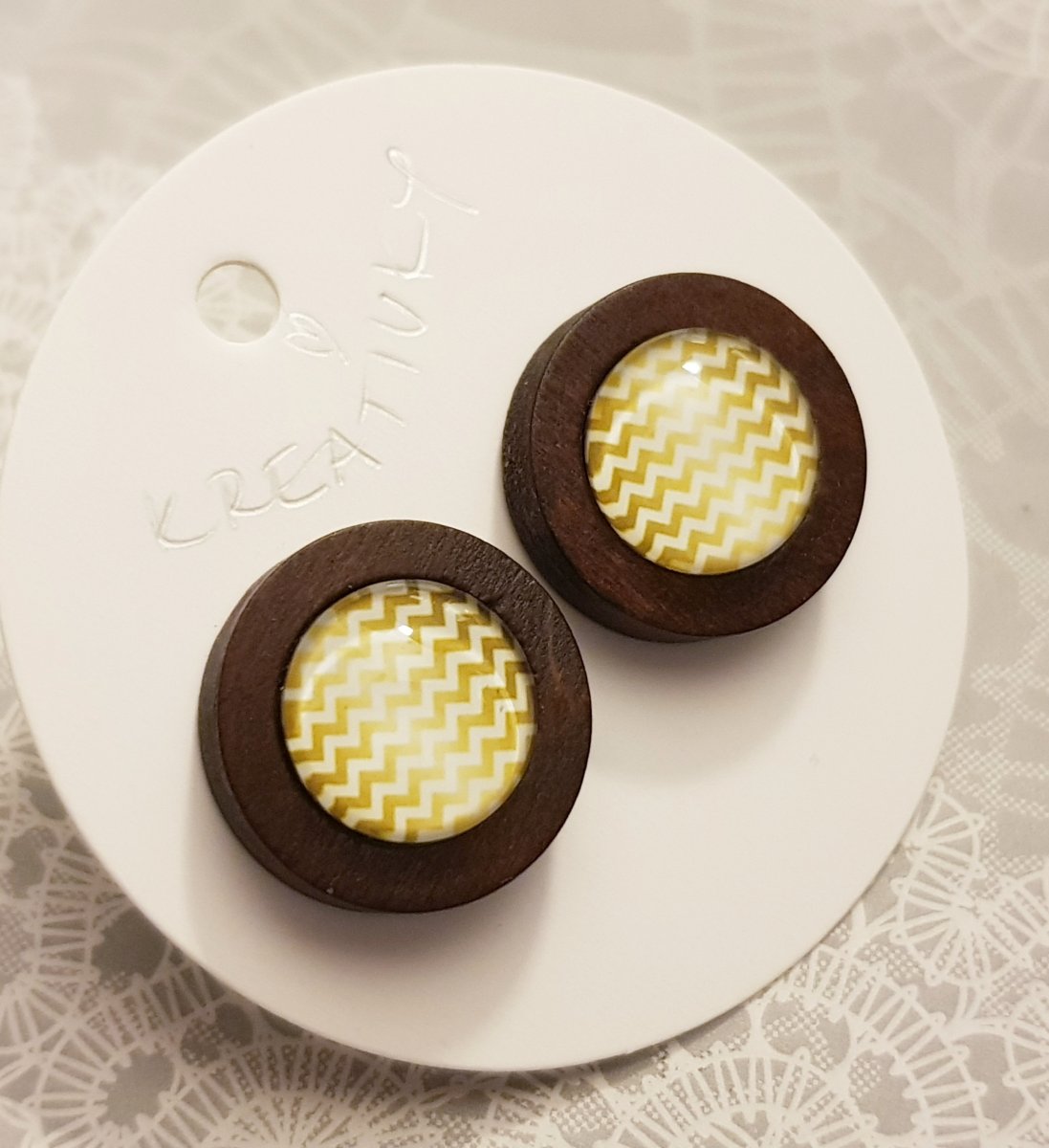 náušnice pecky v dřevěném lůžku