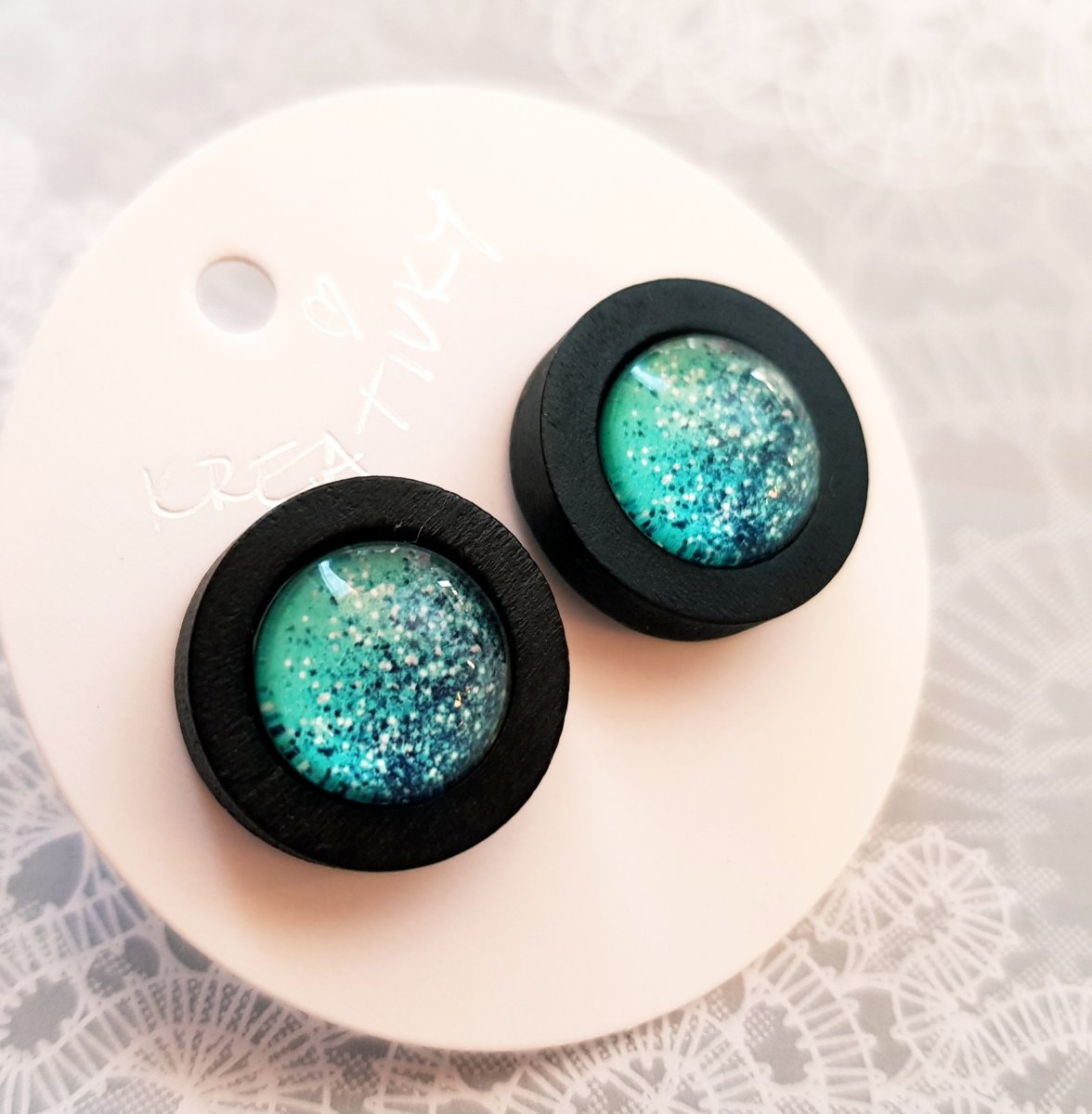 náušnice pecky v dřevěném lůžku