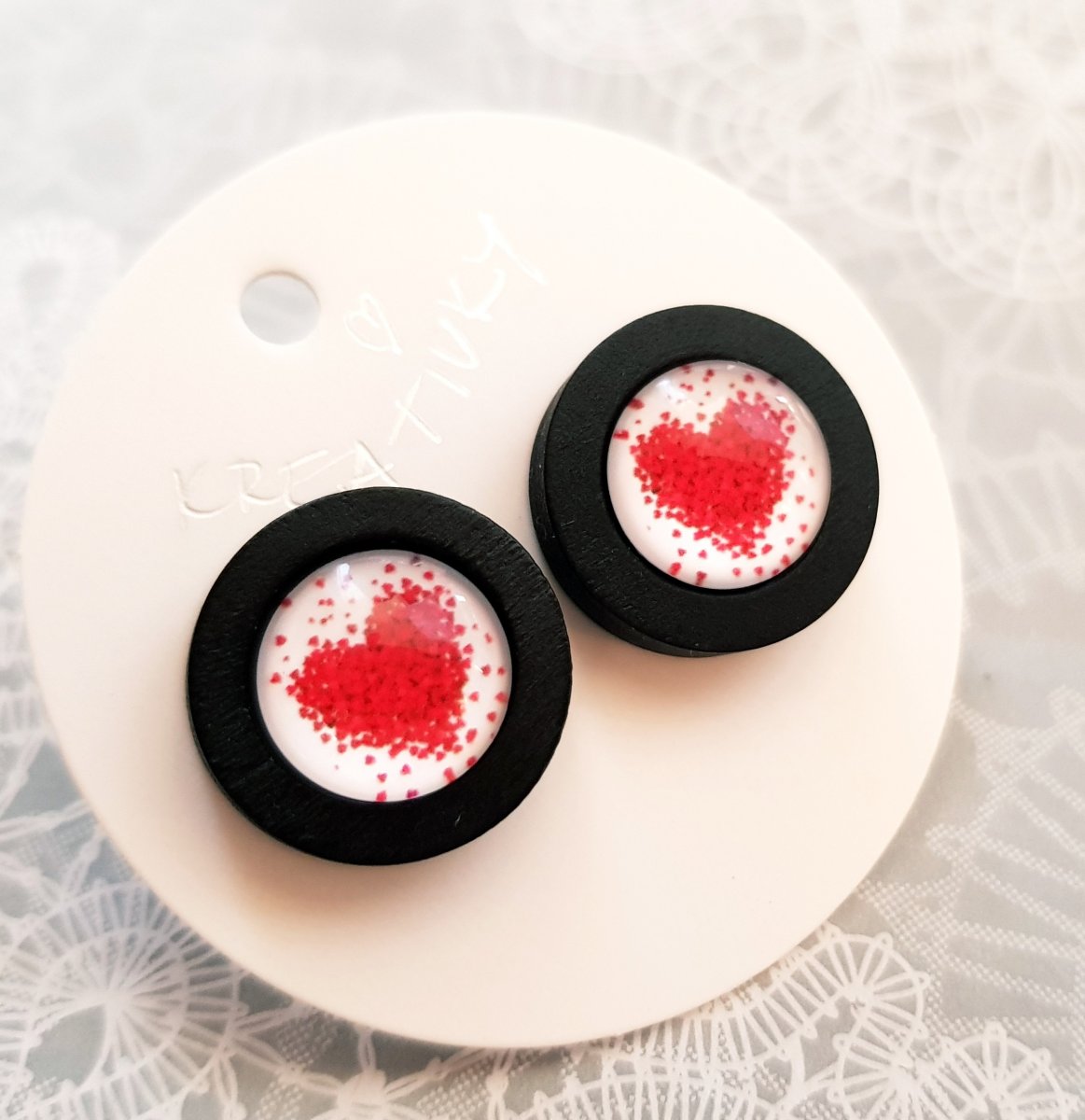 náušnice pecky v dřevěném lůžku