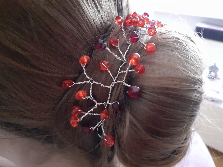 Ozdoba do vlasů z červených korálků