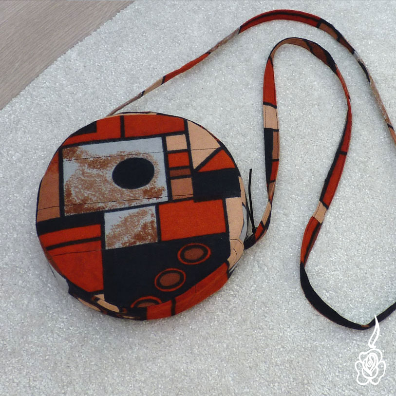 Kulatá kabelka s retro vzorem