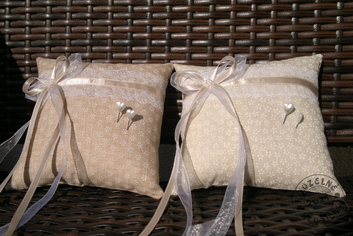 Polštářek z režné bavlny s kytičkami