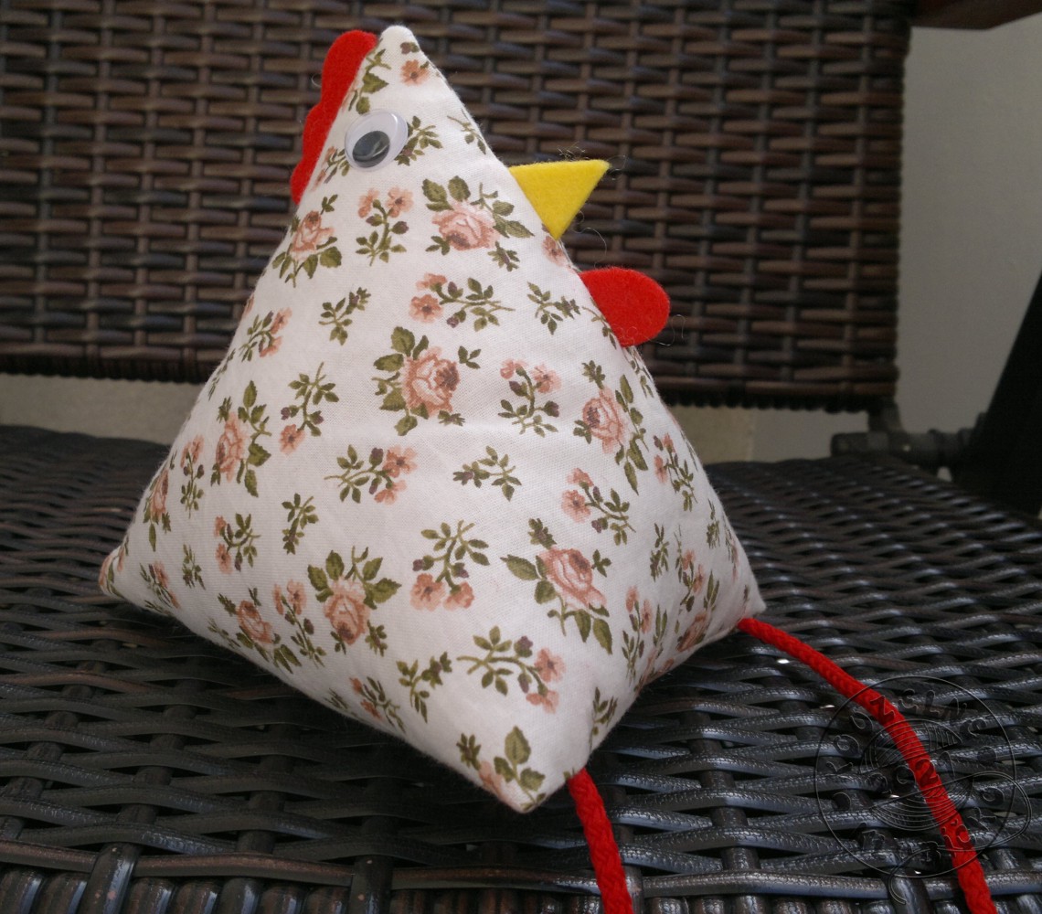 Slepička sedící vysoká 16 cm s růžičkami