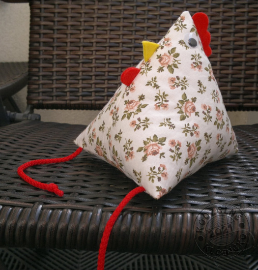 Slepička sedící vysoká 13 cm s růžičkami