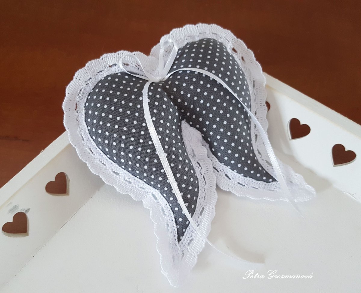 Andělská křídla, lemovaná bílou krajkou šíře 15 mm