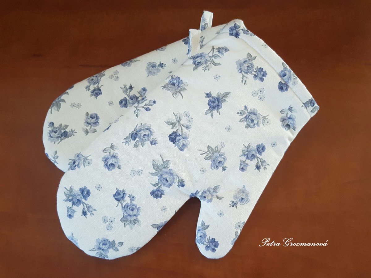 Kuchyňská rukavice v růžičkovém provedení na pověšení.