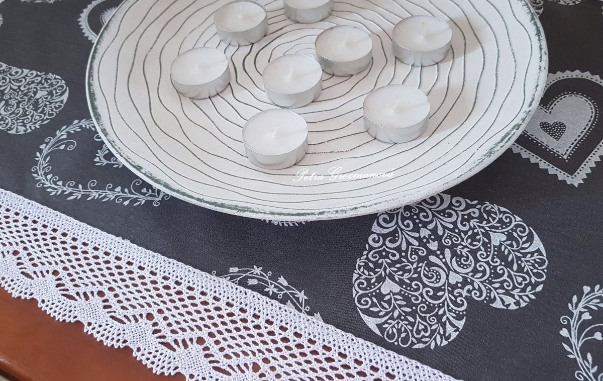 Běhoun v šedém provedení s motivem bílých srdíček, lemovaný bílou krajkou šíře 45 mm