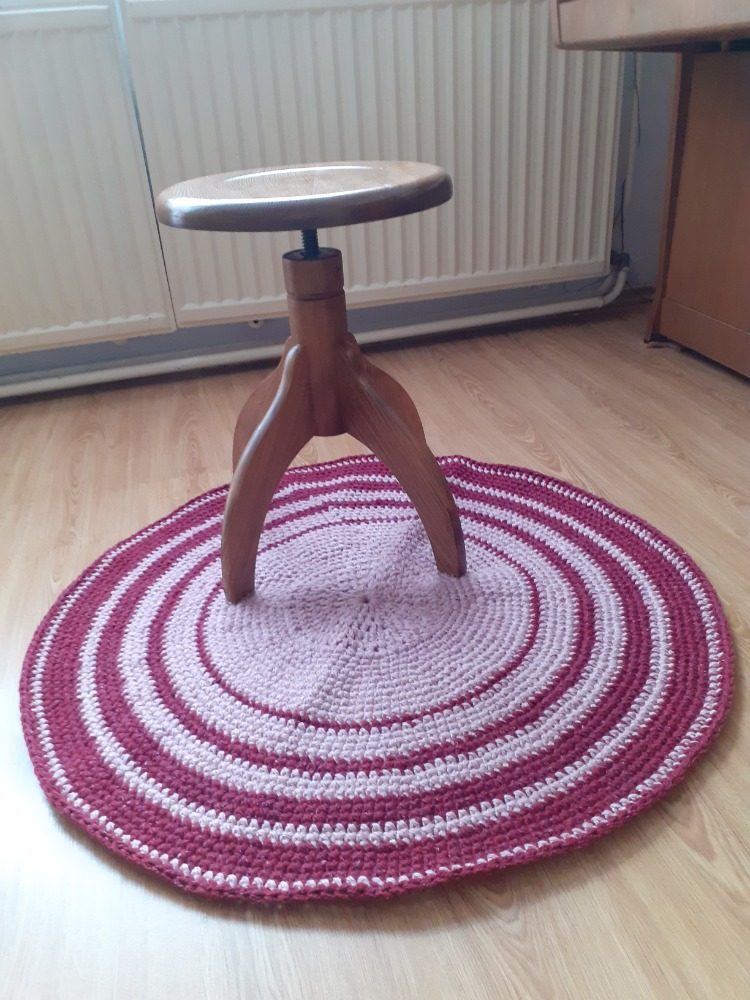 Ručně háčkovaný kulatý koberec z recyklované příze v odstínech malinové barvy - I. průměr cca 80 cm