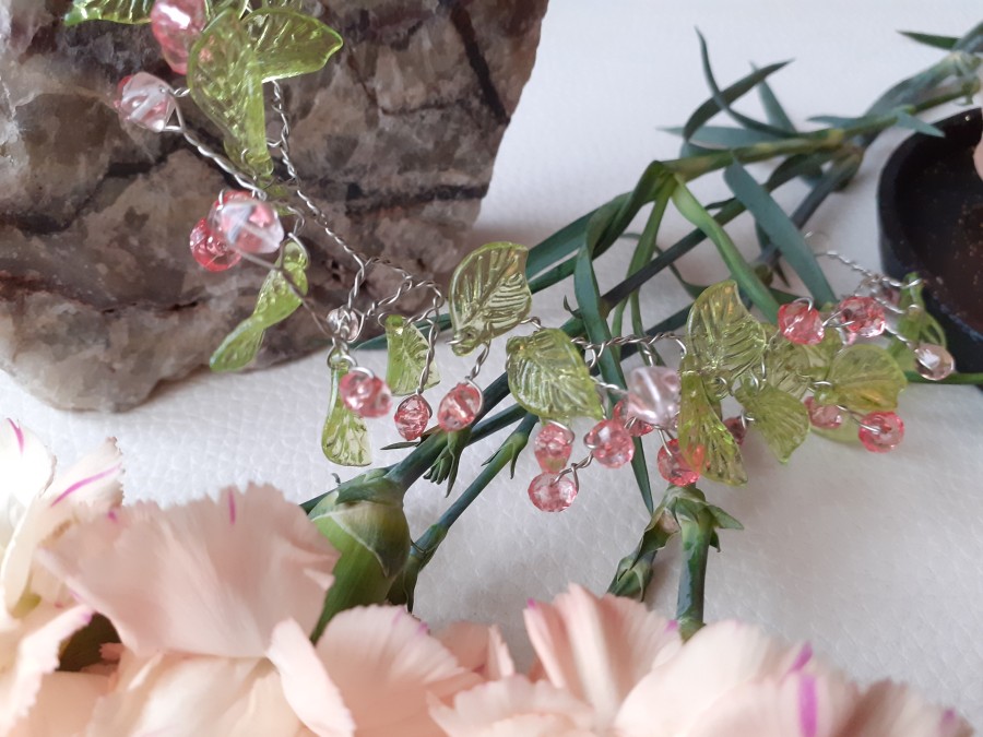 Ozdoba do vlasů z růžových korálků a zelených lístků