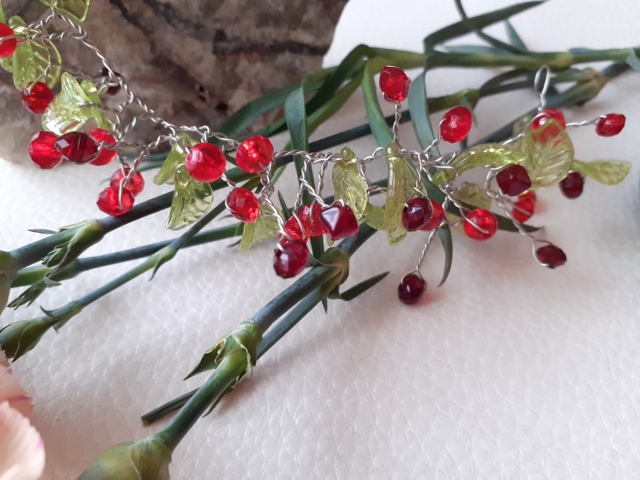 Ozdoba do vlasů z červených korálků a zelených lístků