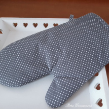 Kuchyňská rukavice v šedém provedení s motivem bílých puntíků na zavěšení.
