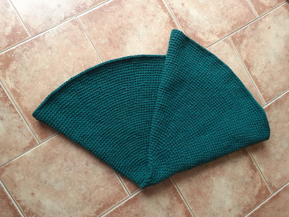 Ručně háčkovaný koberec z recyklované příze lahvově zelený průměr cca 105 cm