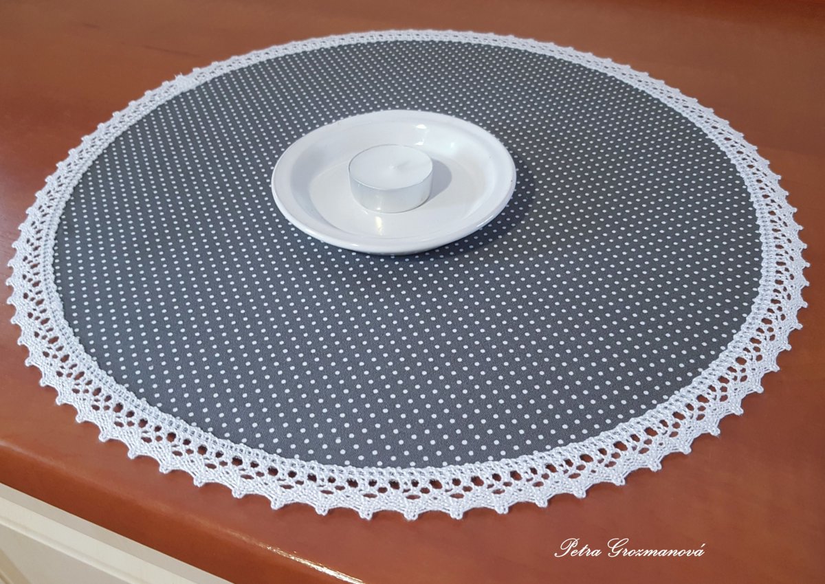 Prostírání v šedém provedení s motivem bílých puntíků, lemované bílou krajkou šíře 20 mm