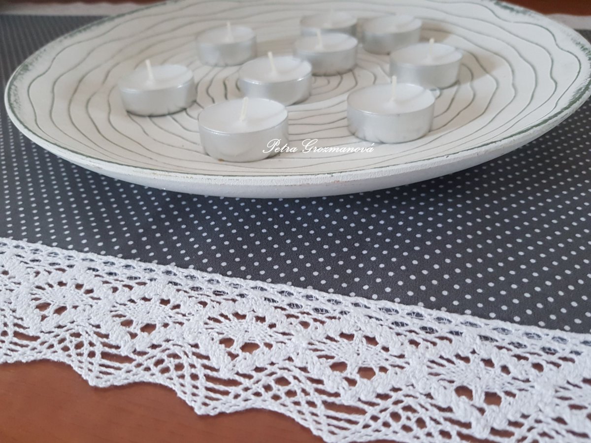 Běhoun v šedém provedení s motivem bílých puntíků, lemovaný bílou krajkou šíře 45 mm