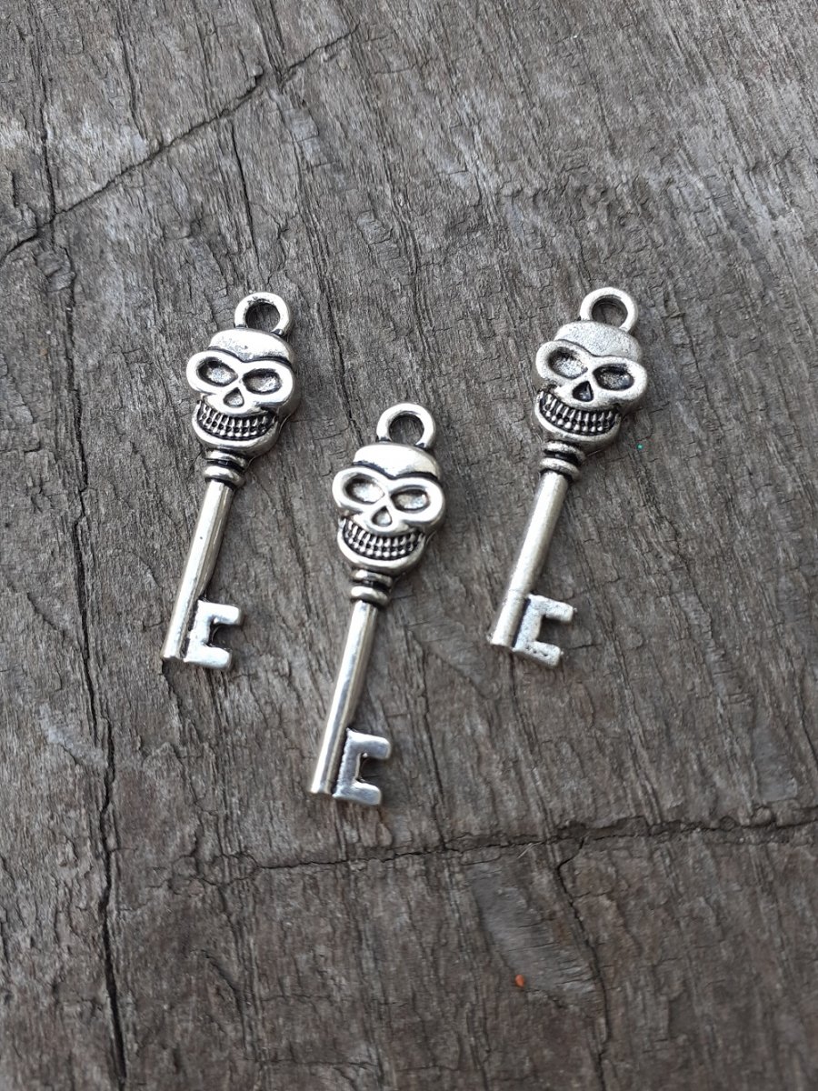 přívěsek klíč lebka 10x32 mm