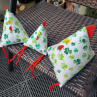 Slepička sedící vysoká 16 cm s jetelíčkem