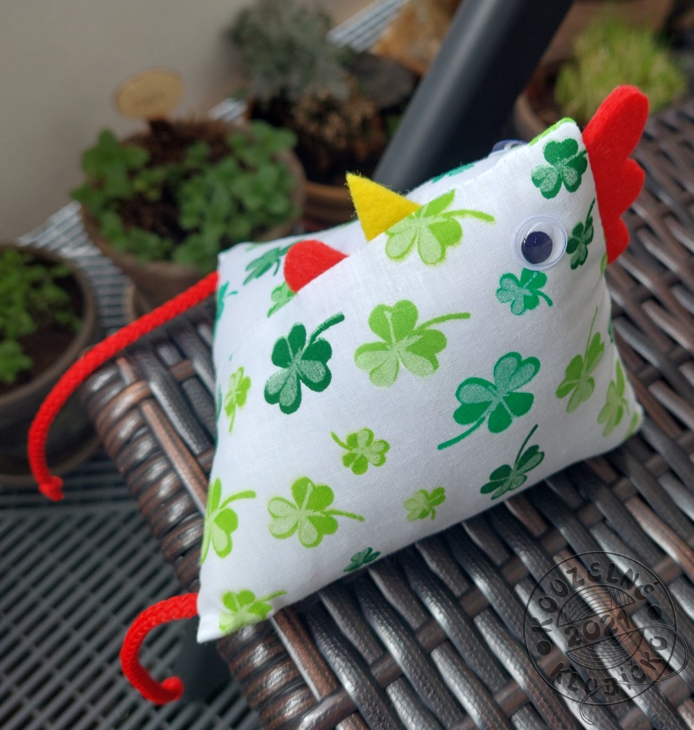 Slepička sedící vysoká 16 cm s jetelíčkem