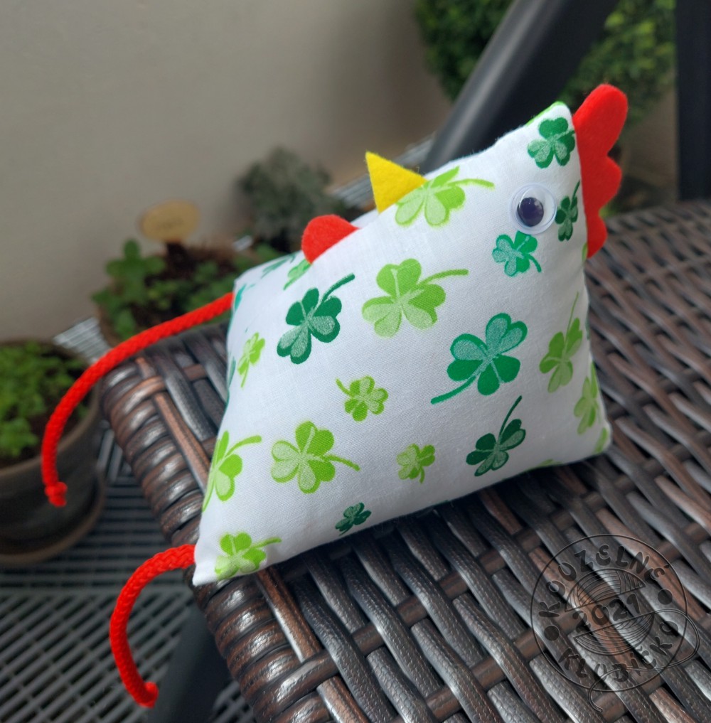 Slepička sedící vysoká 13 cm s jetelíčkem