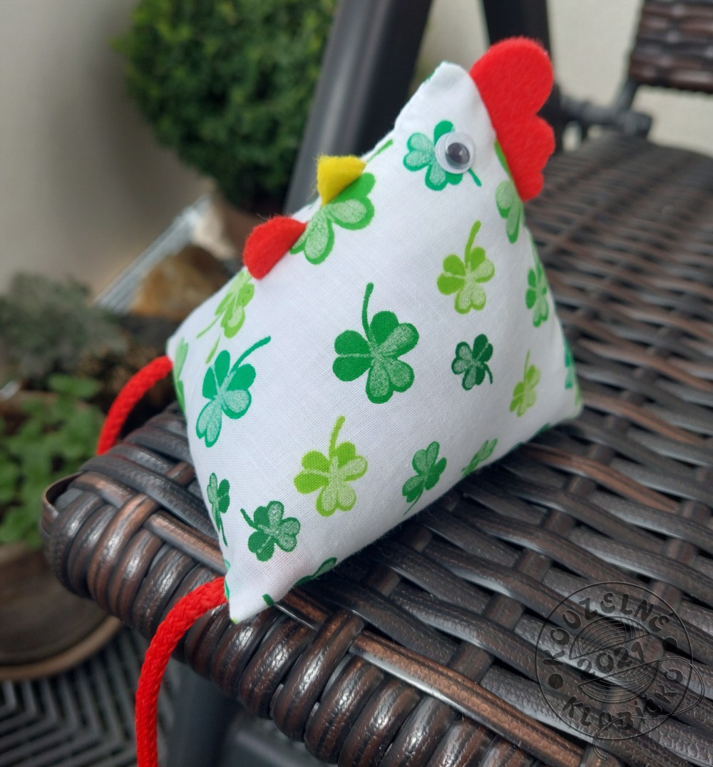 Slepička sedící vysoká 10 cm s jetelíčkem