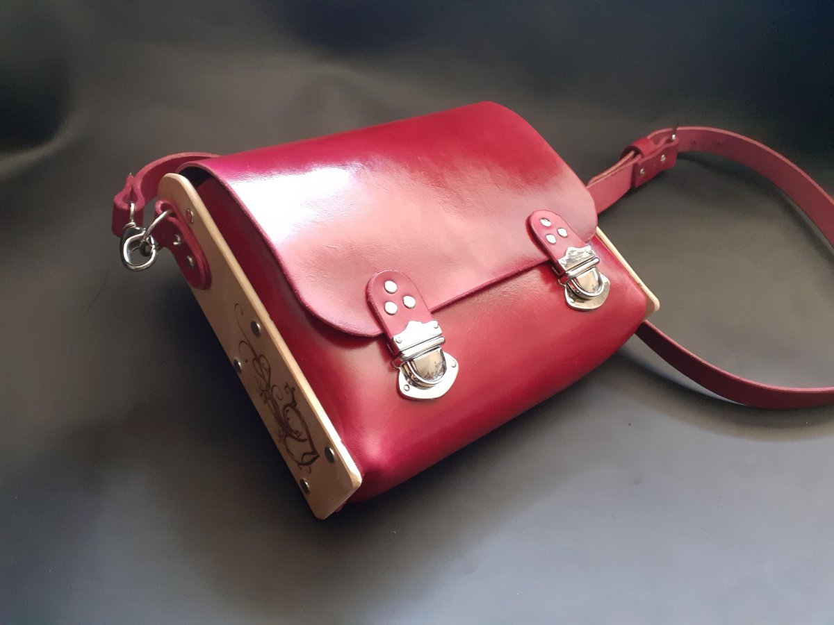 Dámska kabelka s drevenými bokmi