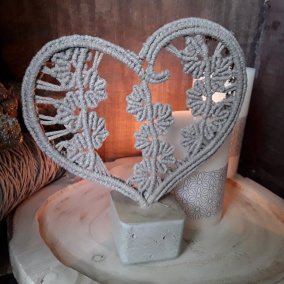Macramé srdíčko-betonový stojan