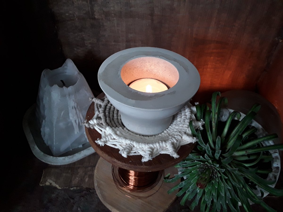 Hladký betonový svícen 