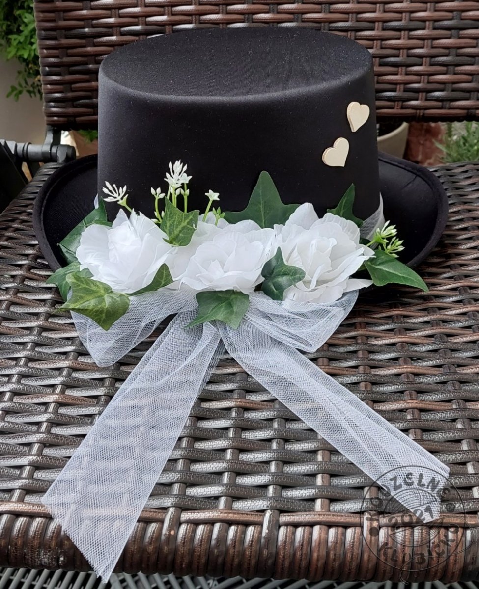 Cylindr na auto černý zdobený růžemi a břečťanem
