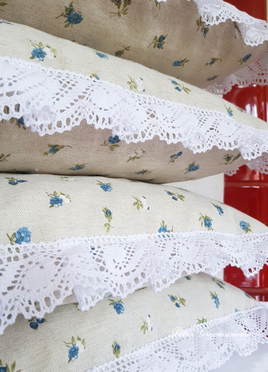 Sedák v přírodním provedení s motivem modrých růžiček, lemované krajkou šíře 45 mm 