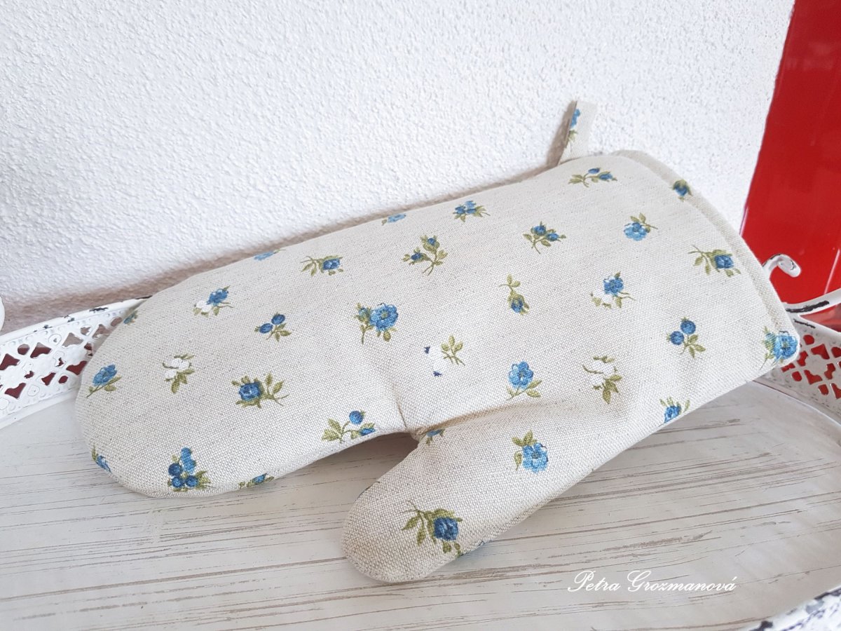 Kuchyňská rukavice v růžičkovém provedení na pověšení.