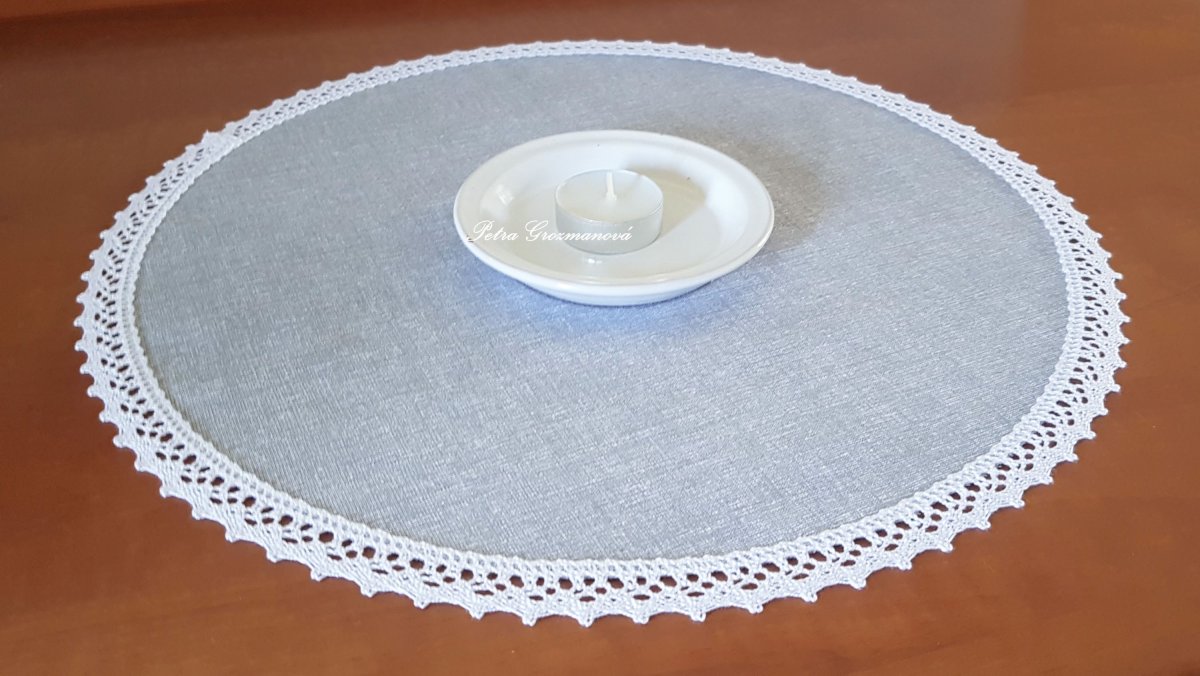 Prostírání v šedém provedení, lemované bílou krajkou šíře 20 mm