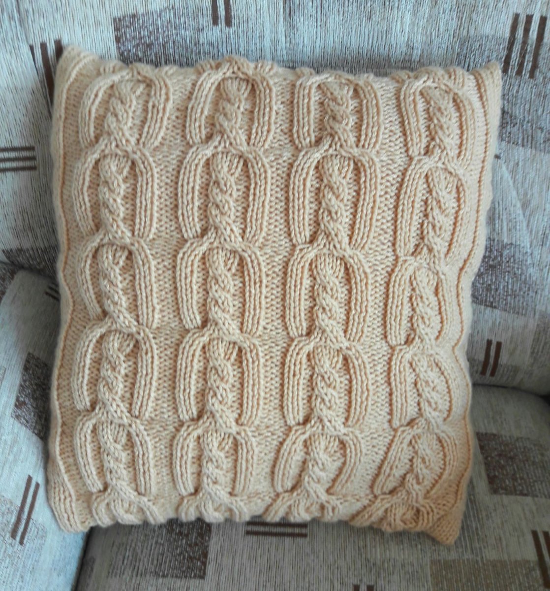 Pletený povlak na polštářek - bílá káva