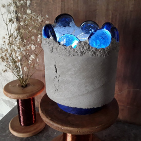 Betonový svícen se stínítkem