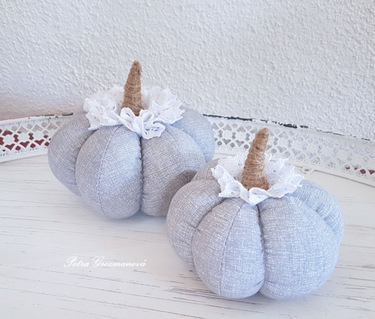 Podzimní dekorační dýně střední velikosti v šedém provedení s aplikací bílé krajky šíře 20 mm