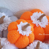 Podzimní dekorační dýně v oranžovém provedení s aplikací bílé krajky šíře 20 mm