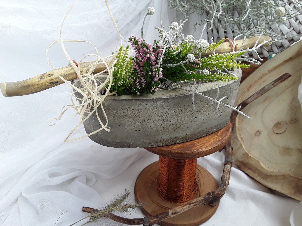 Betonový květináč s úchytem " Ovál "