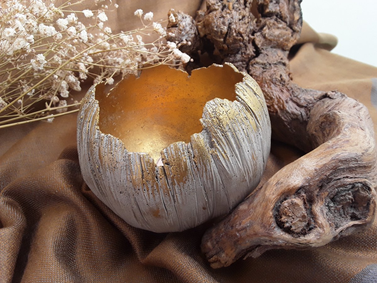 Betonová skořepina - svícen " Přírodní+zlatá "