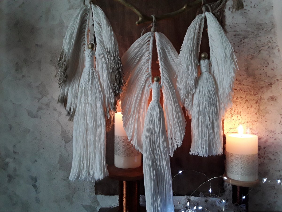 Andělský závěs na pozlacené větvi