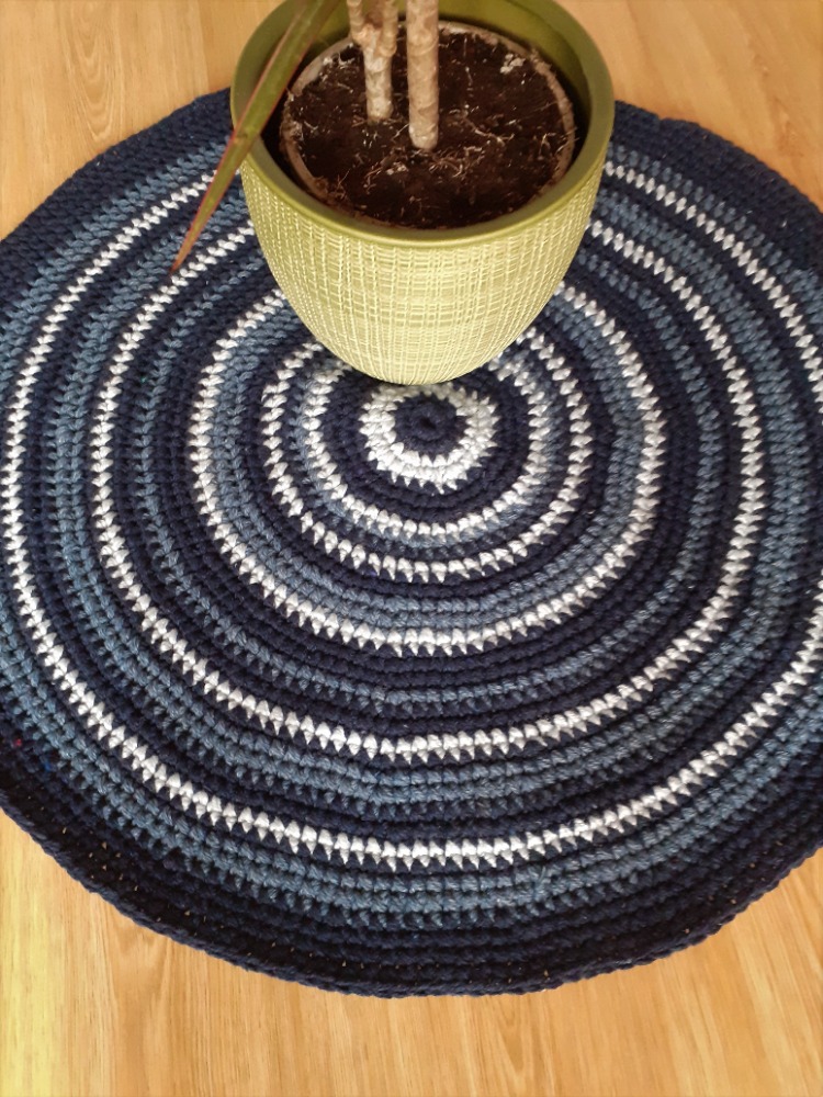 Ručně háčkovaný koberec z recyklované příze v odstínech modré průměr cca 72 cm