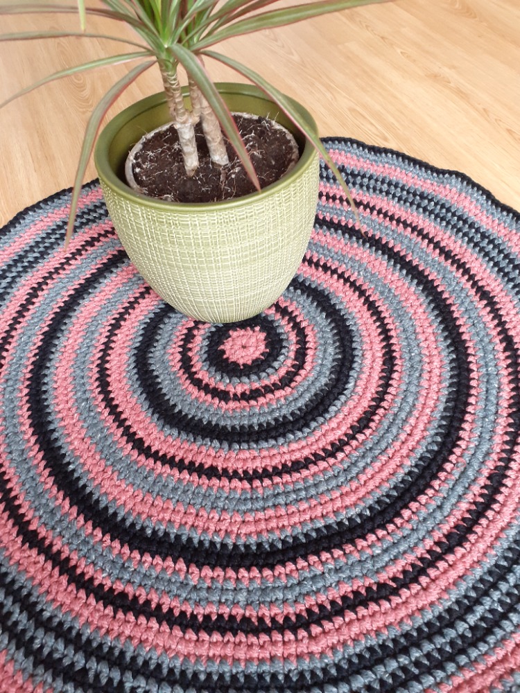 Ručně háčkovaný kulatý koberec z recyklované příze v kombinaci barev růžová, černá, šedá - průměr cca 80 cm