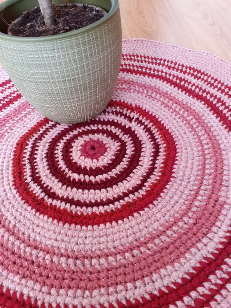 Ručně háčkovaný kulatý koberec z recyklované příze v odstínech malinové barvy - II. průměr cca 80 cm