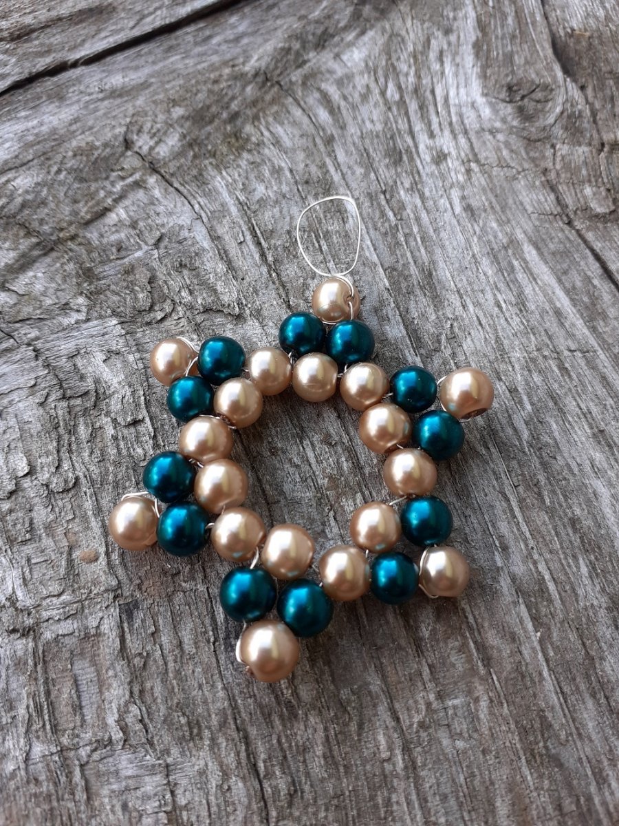 vánoční hvězda z perliček zelenozlatá